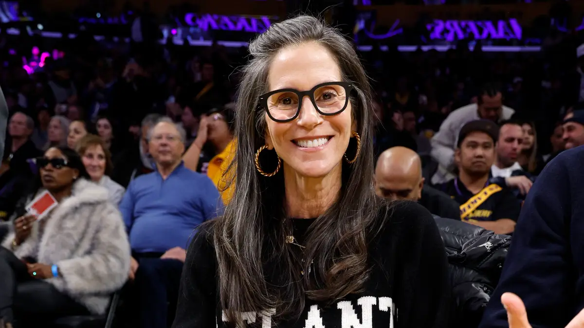 Jami Gertz Bio, Age, Husband, Children, Movies, Net Worth - IconicBios